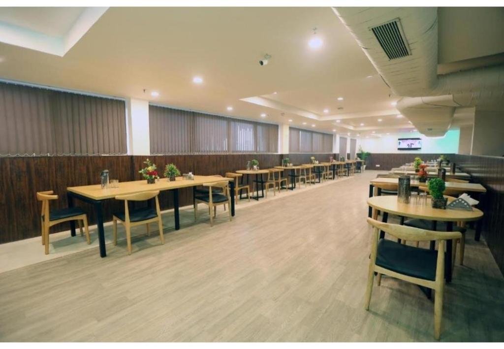 Restaurace v ubytování The Roseman Hotel & Suites