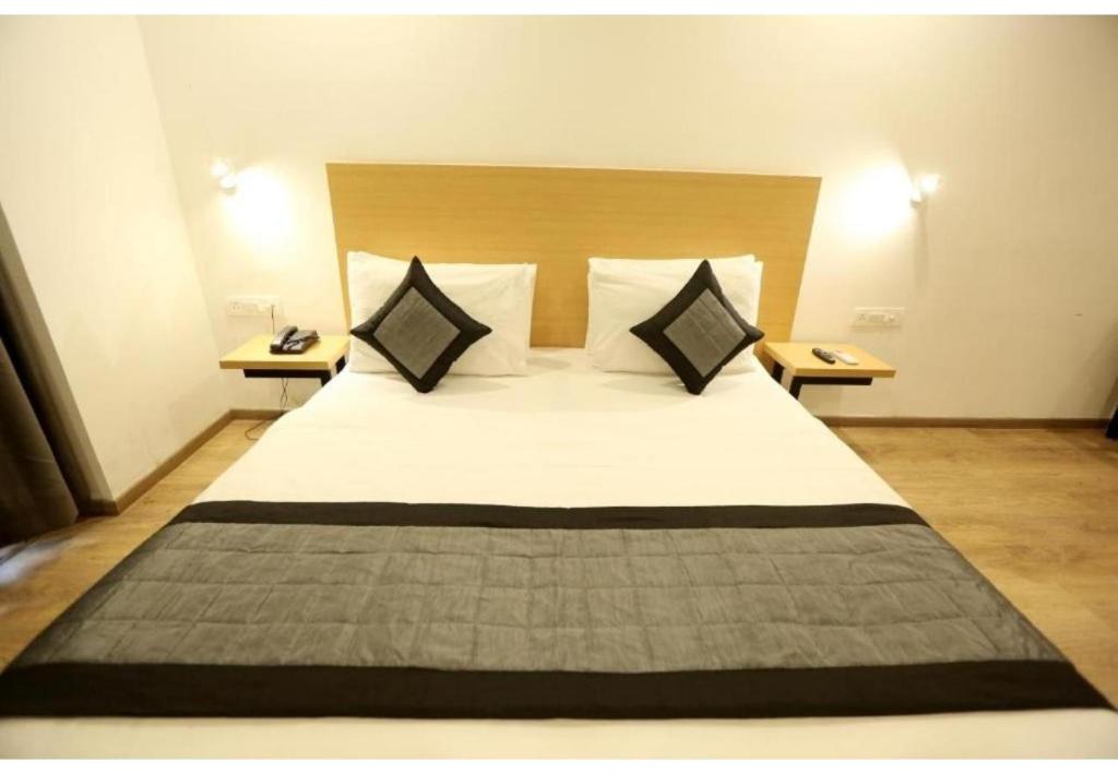 Postel nebo postele na pokoji v ubytování The Roseman Hotel & Suites