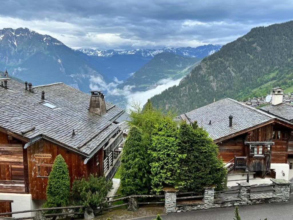 ヴェルビエにあるVerbier cozy Medran ski in ski outの山を背景にした木造建築群