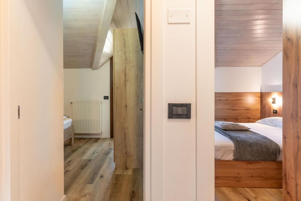 A bed or beds in a room at Fiore del Brenta 1 a 50 m dalla fermata dello skibus gratuito