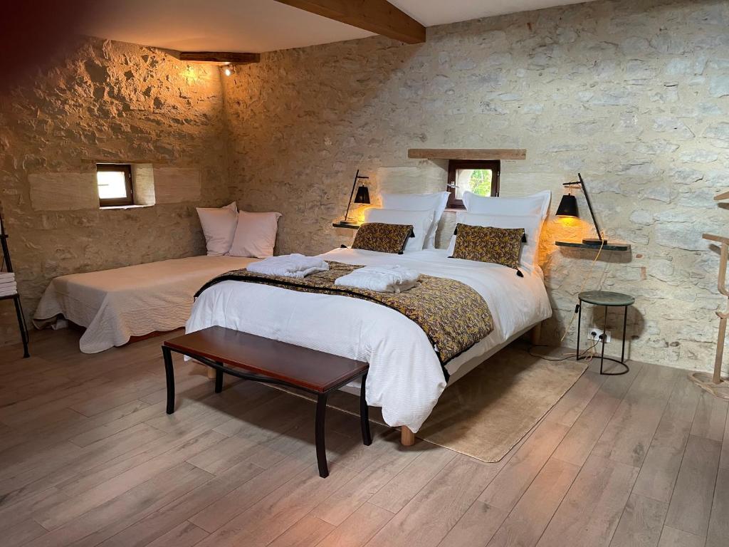 Ένα ή περισσότερα κρεβάτια σε δωμάτιο στο Le Loft Ancien Haras de la Tour