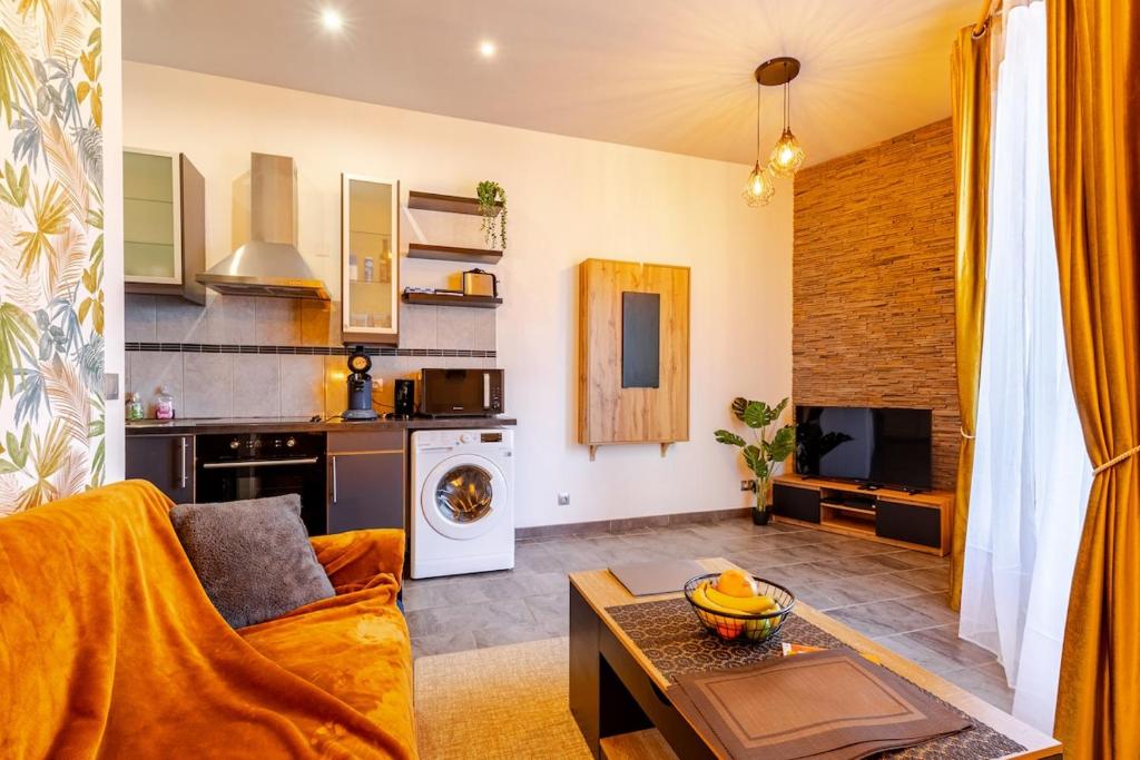 un salon avec un canapé et une table dans l'établissement Appartements proche de la gare, à Narbonne