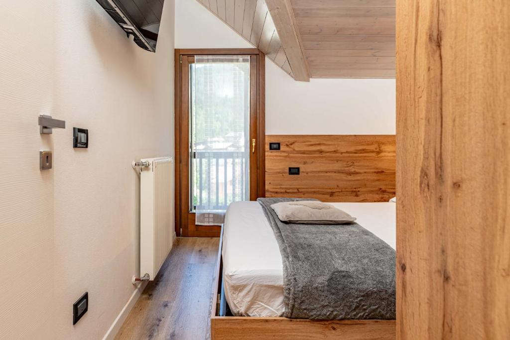 A bed or beds in a room at Fiore del Brenta 1 a 50 m dalla fermata dello skibus gratuito