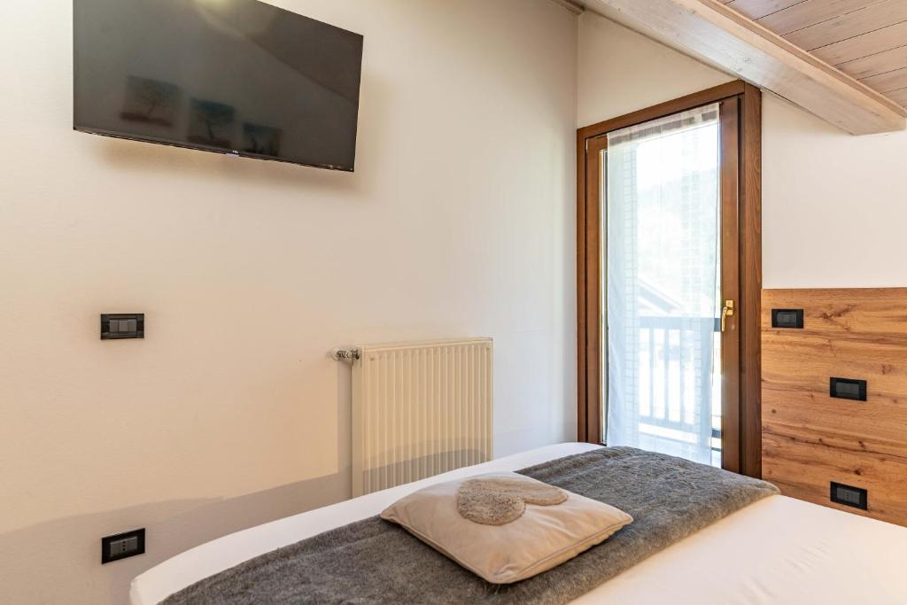 A bed or beds in a room at Fiore del Brenta 1 a 50 m dalla fermata dello skibus gratuito
