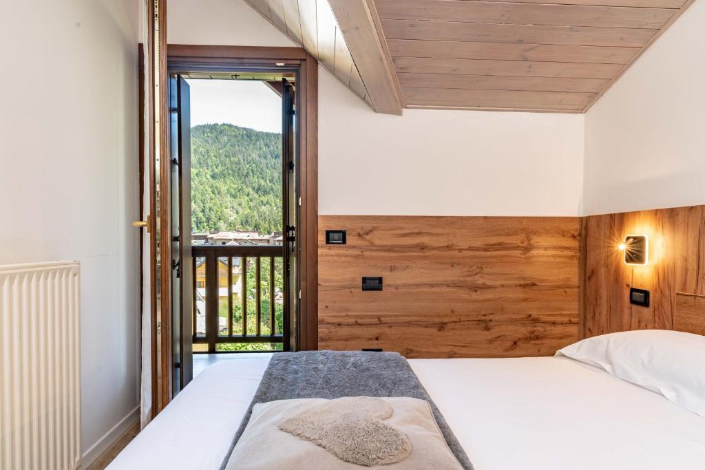 A bed or beds in a room at Fiore del Brenta 1 a 50 m dalla fermata dello skibus gratuito