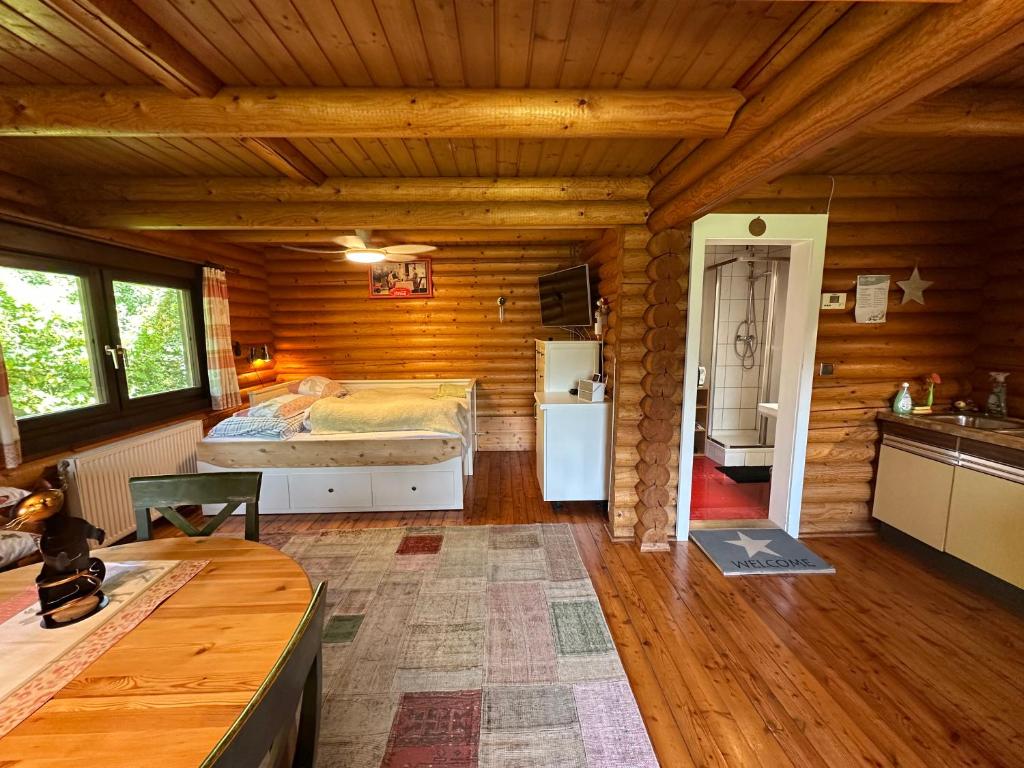 Kuchyň nebo kuchyňský kout v ubytování Gemütliche Blockhütte in Wiennähe