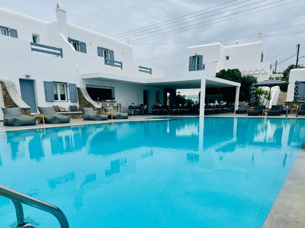 Bazén v ubytovaní Anna-Maria Mykonos Hotel alebo v jeho blízkosti