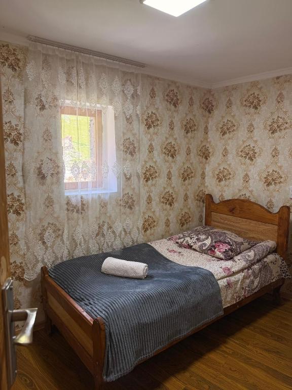 Postel nebo postele na pokoji v ubytování Nizharadze's Tower