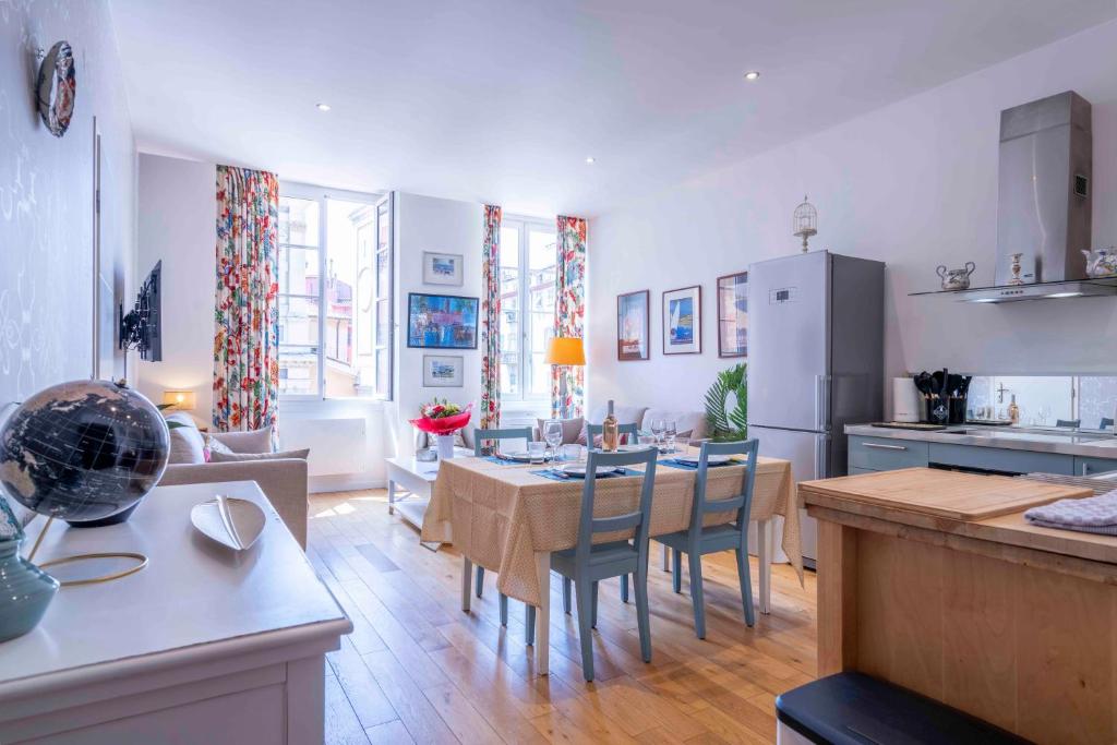 une cuisine et une salle à manger avec une table et des chaises dans l'établissement Beautiful Provencal apartment, fully equipped, beach 300m away - FONTAINE 3, à Nice