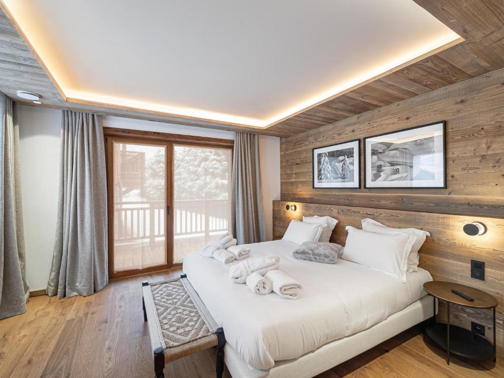 Posteľ alebo postele v izbe v ubytovaní Chalet luxe avec piscine, sauna, et accès facile pistes Courchevel - FR-1-568-27