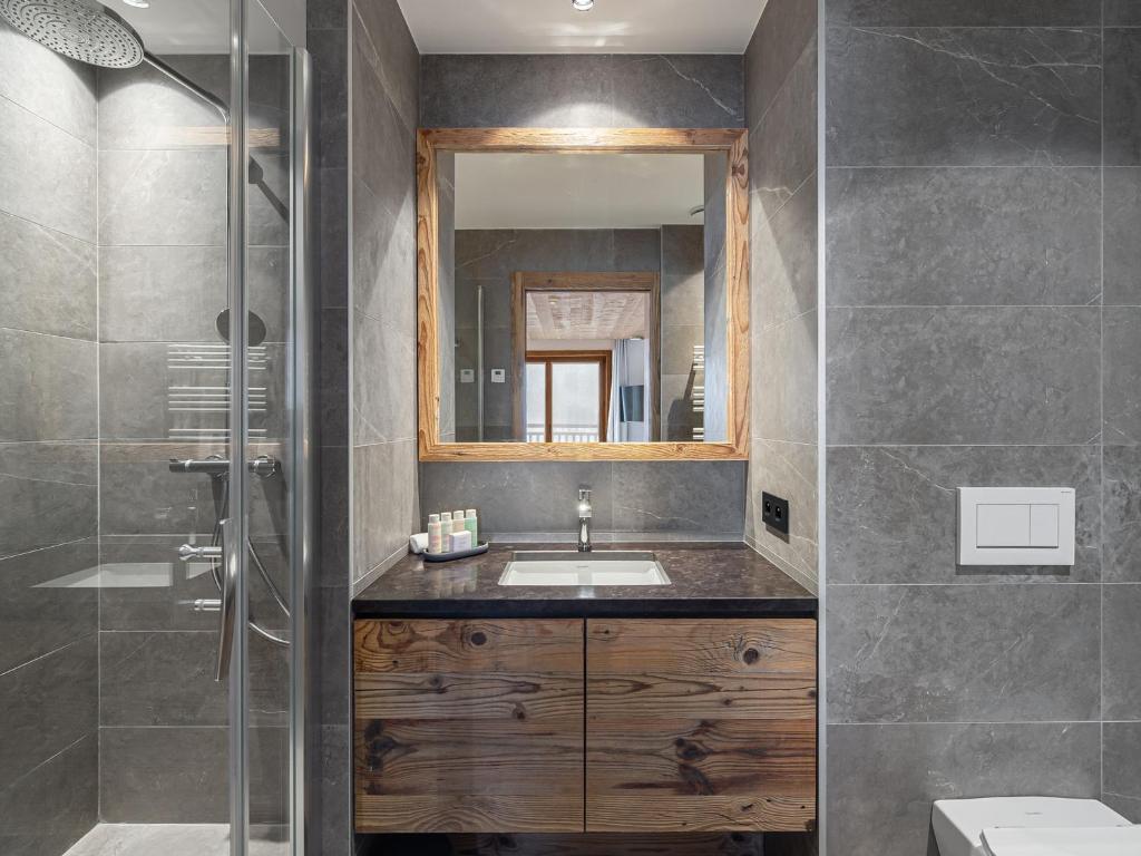 Kúpeľňa v ubytovaní Chalet luxe avec piscine, sauna, et accès facile pistes Courchevel - FR-1-568-27