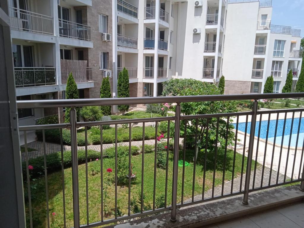 desde el balcón de un edificio de apartamentos en Тристаен апартамент в Бяла комплекс Атлантик, en Byala