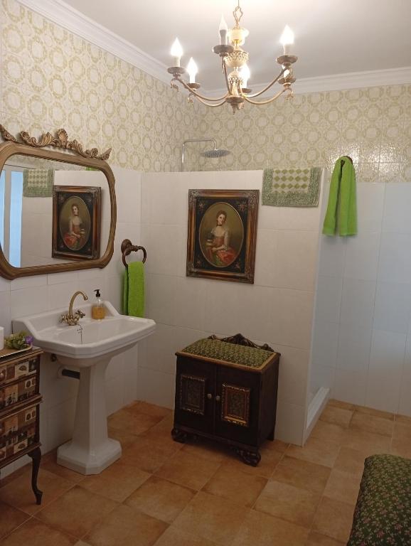 un baño con lavabo y espejo en Casa Rural en San Carlos del Valle- Doña Gumersinda, en San Carlos del Valle