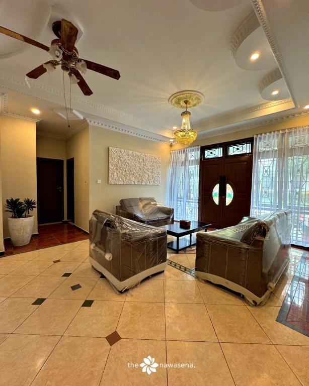Posezení v ubytování The Nawasena Villa Medan with Private Pool Escape