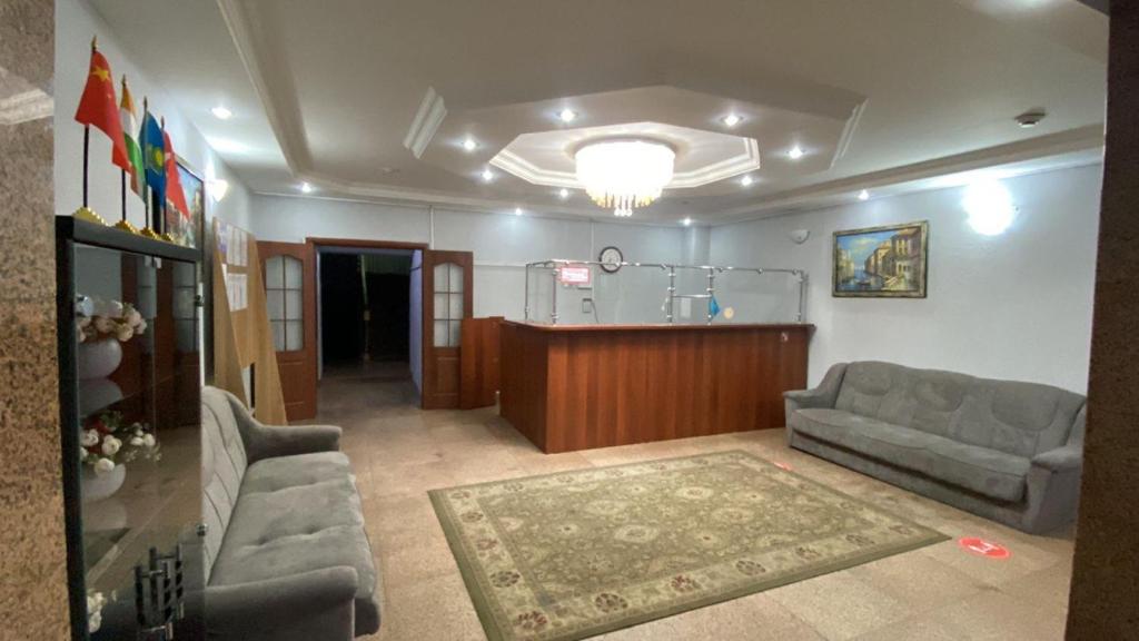 een woonkamer met 2 banken en een bar bij Шамшырак in Zhezdi