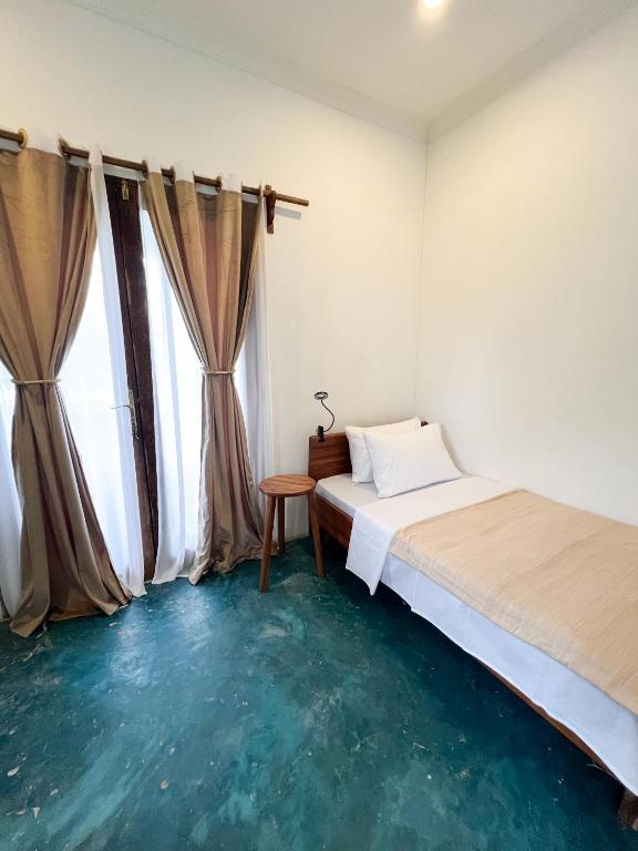 Postel nebo postele na pokoji v ubytování Siri Beach Lodge
