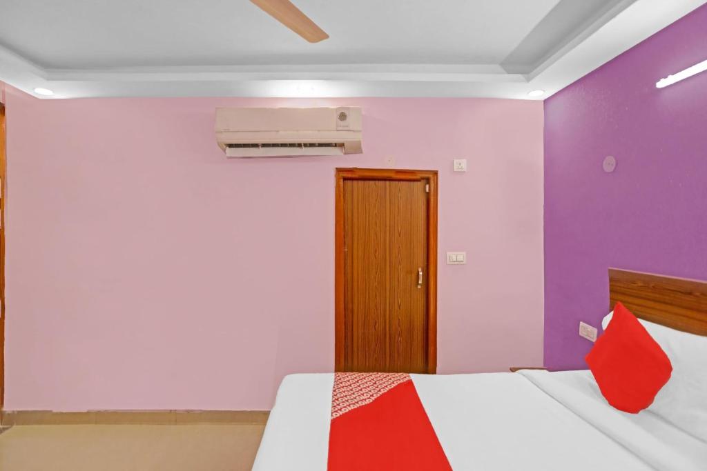 Postel nebo postele na pokoji v ubytování Hotel O Happy Spring