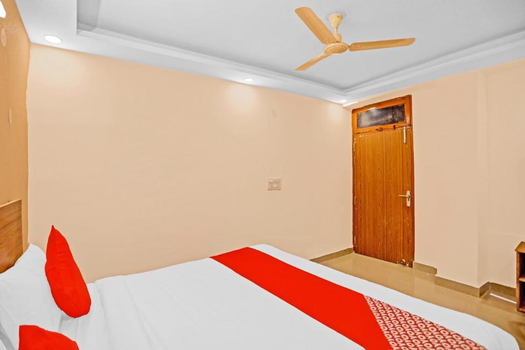 Postel nebo postele na pokoji v ubytování Hotel O Happy Spring