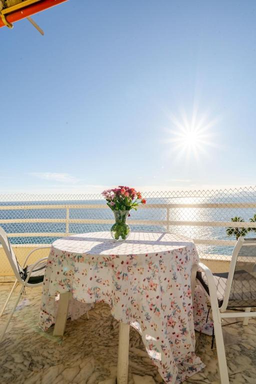 une table avec un vase de fleurs dessus dans l'établissement Juan les pins, premium, sea view, sleeps 6, à Juan-les-Pins