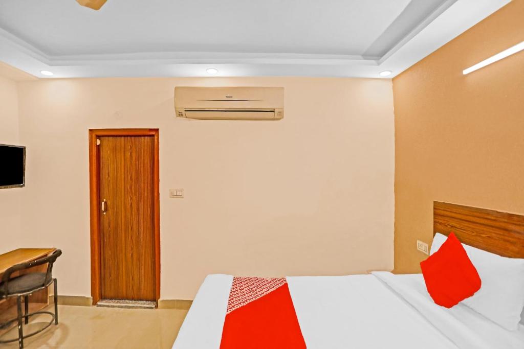 Postel nebo postele na pokoji v ubytování Hotel O Happy Spring