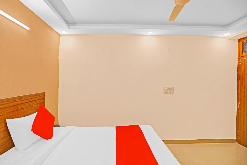 Postel nebo postele na pokoji v ubytování Hotel O Happy Spring