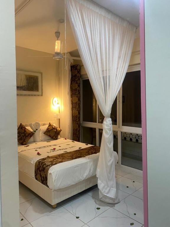Postel nebo postele na pokoji v ubytování Breezebay Pool hotel