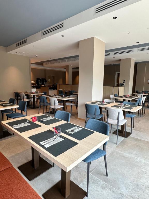 Reštaurácia alebo iné gastronomické zariadenie v ubytovaní Petit Hotel