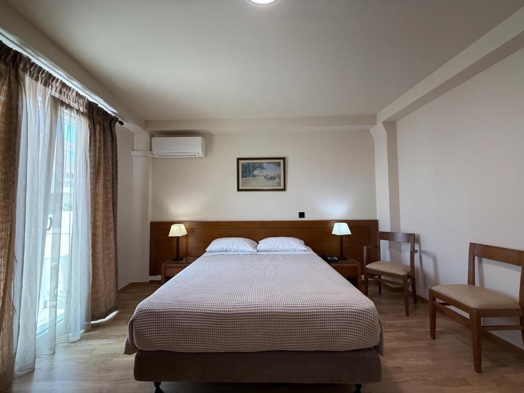 Postel nebo postele na pokoji v ubytování Hotel ΑΤΗΙΝΑ