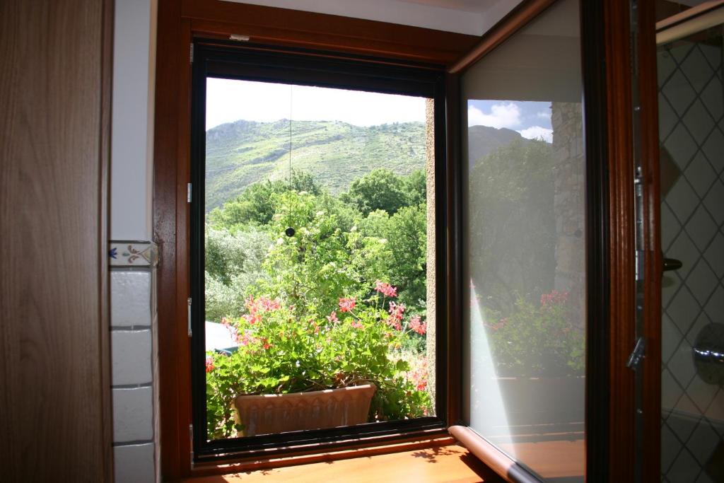 A general mountain view or a mountain view taken from a panziókat