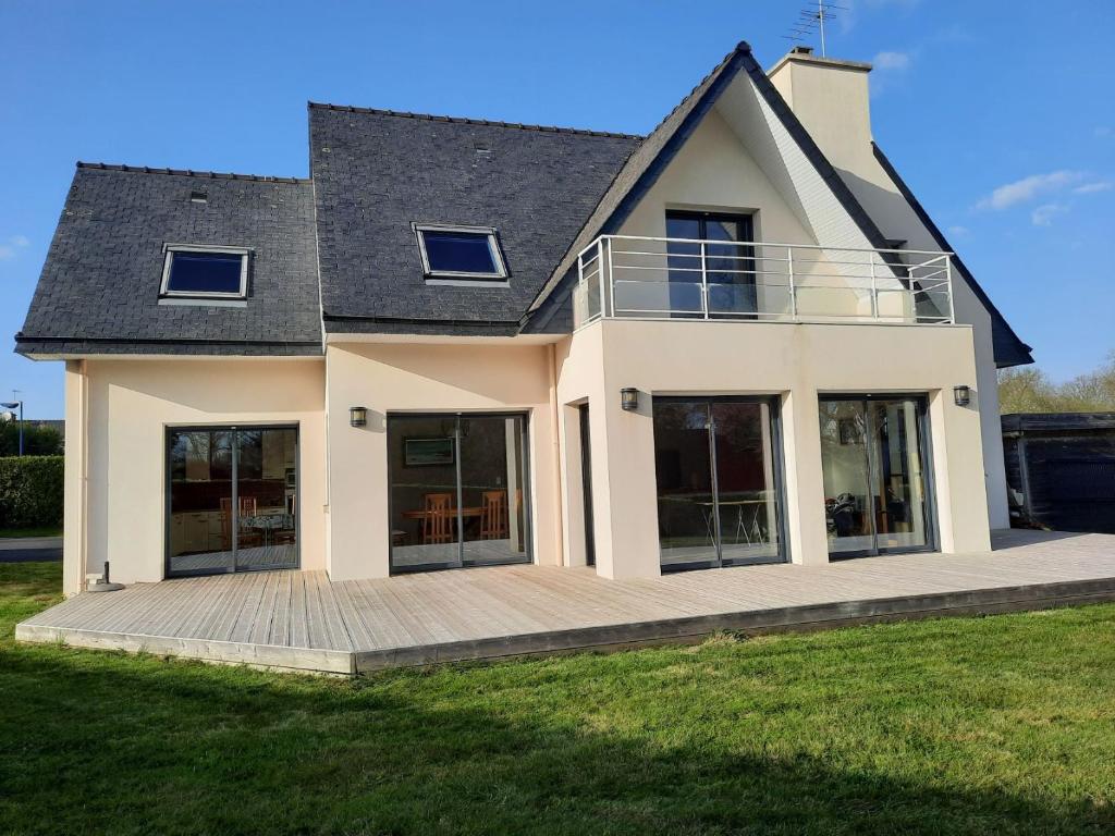 une maison avec une grande terrasse dans l'établissement Ty Beg Meil, à Fouesnant