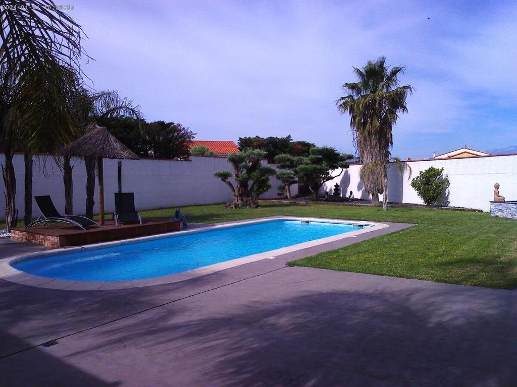 une piscine au milieu d'une cour dans l'établissement La Casa del Sol, à Villelongue-dels-Monts