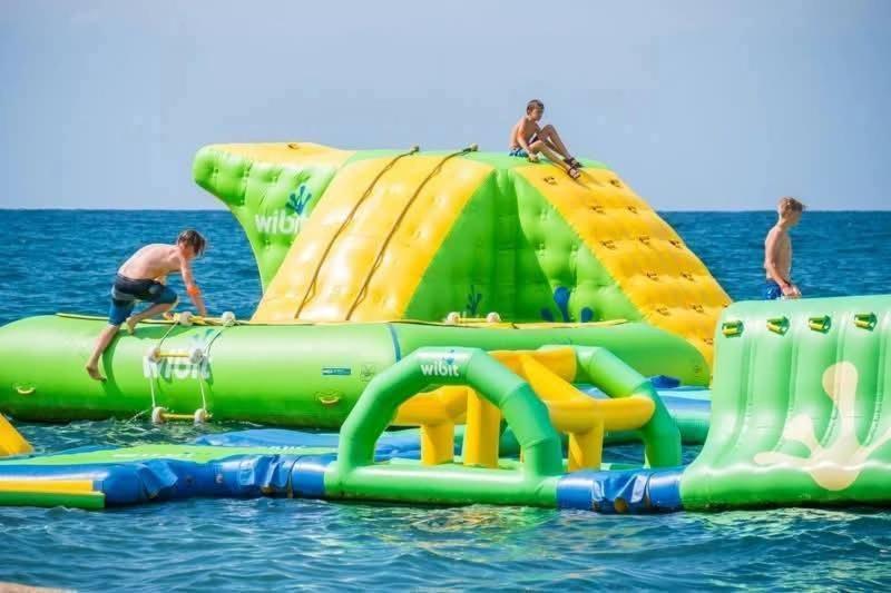 Bazén v ubytovaní Apartments Slavica Trogir alebo v jeho blízkosti