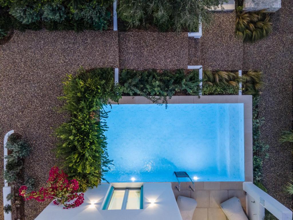 Bazén v ubytování Majo Suites Hotel nebo v jeho okolí