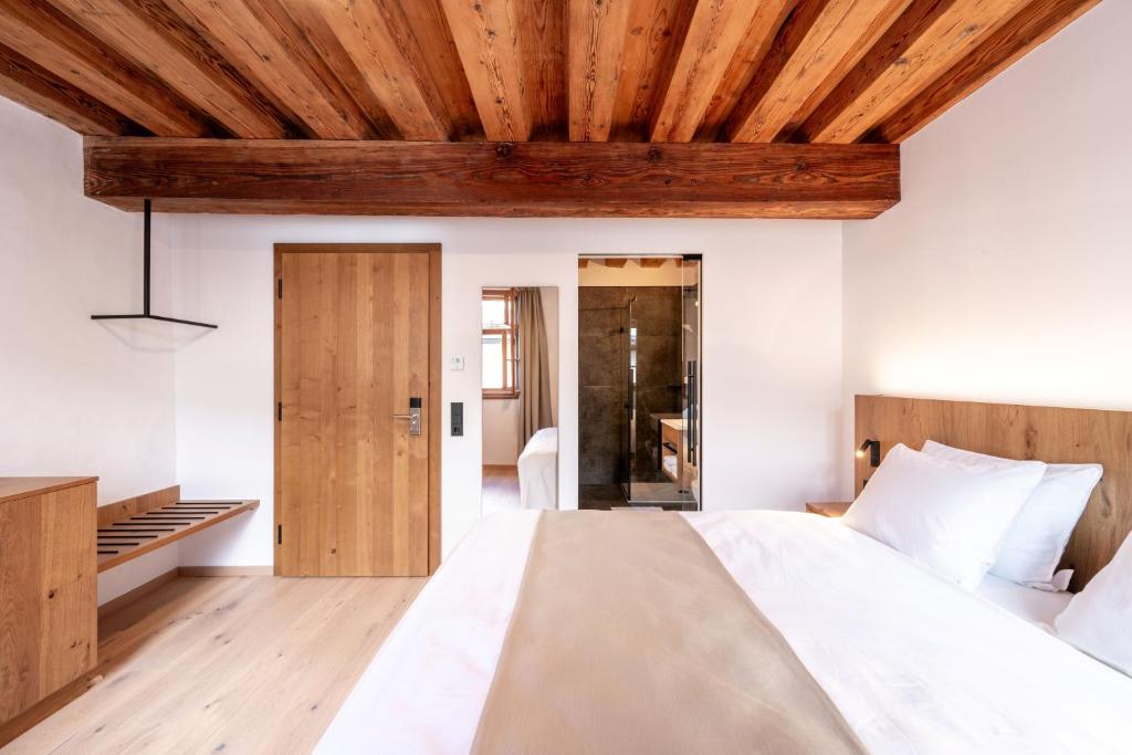 Postel nebo postele na pokoji v ubytování Hotel Traube Rattenberg