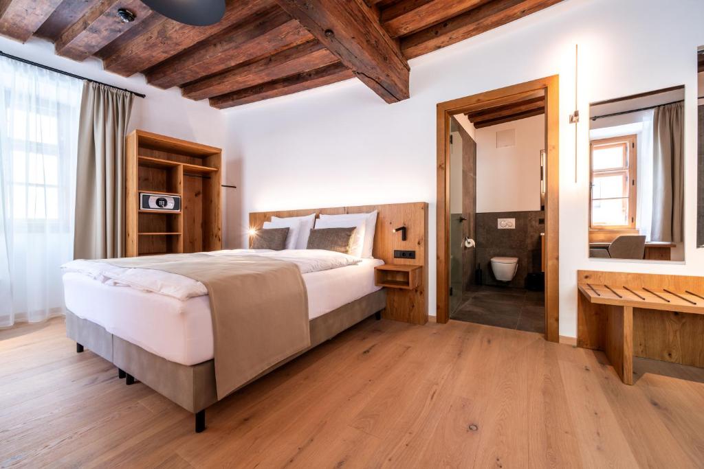 Postel nebo postele na pokoji v ubytování Hotel Traube Rattenberg