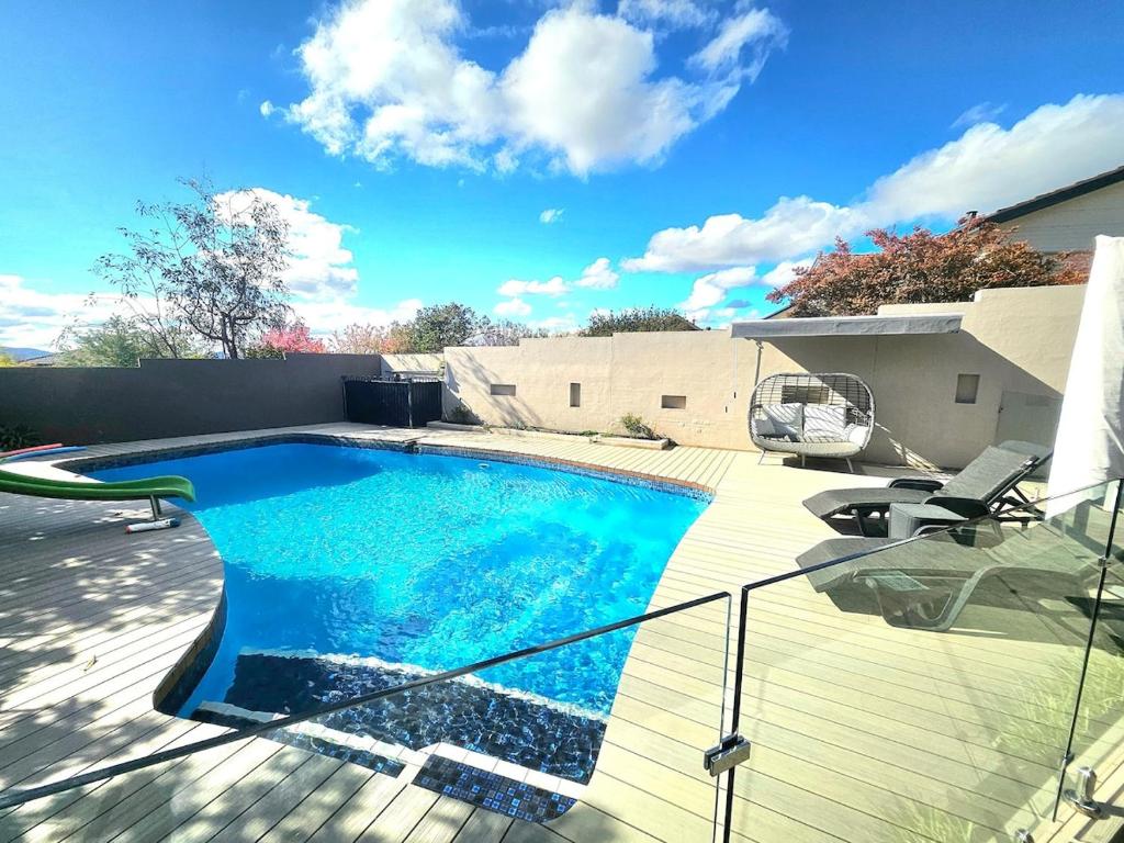 Bazén v ubytování Guest Suite in Duffy with Pool View nebo v jeho okolí