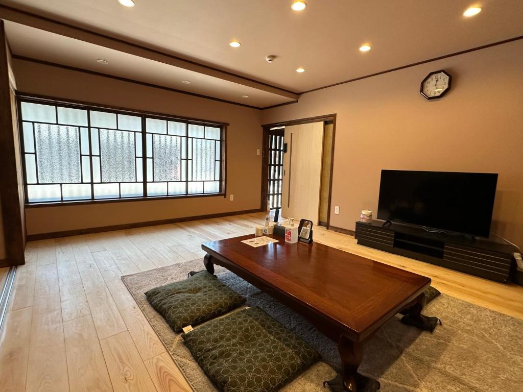 津山市にあるFree Parking 出雲街道津山城東くつろぎ亭 KutsurogiTei LKxのリビングルーム(木製テーブル、薄型テレビ付)