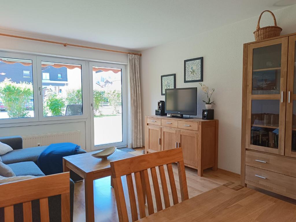 a living room with a couch and a tv at 2-Raum FeWo Bergtraum - Hallenbad & Sauna in Fischen