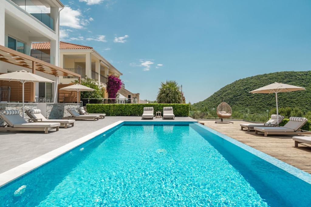 Bazén v ubytování Ninemia Luxury Residence nebo v jeho okolí