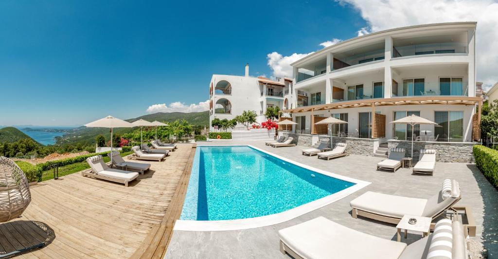 Bazén v ubytování Ninemia Luxury Residence nebo v jeho okolí