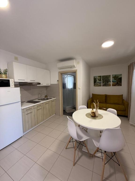 Kuchyň nebo kuchyňský kout v ubytování Apartmani Pernjak