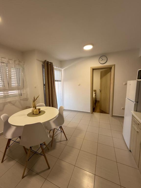 Kuchyň nebo kuchyňský kout v ubytování Apartmani Pernjak