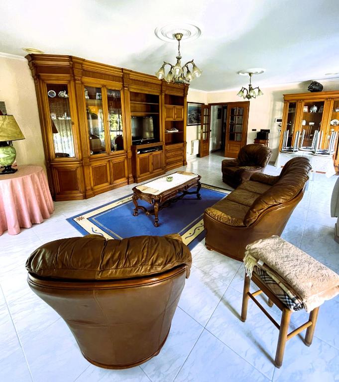 a living room with couches and a coffee table at EnVIVEIRO Villa Bonita in Viveiro