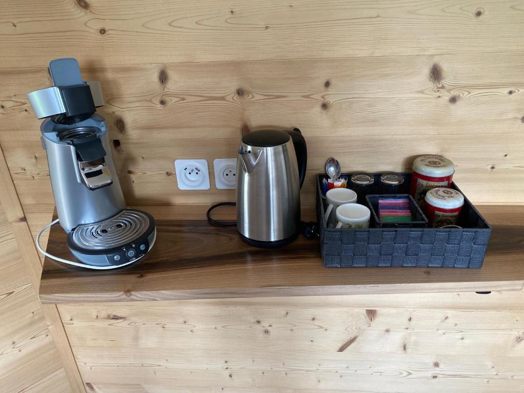 Příslušenství pro přípravu čaje a kávy v ubytování Chambre de la Tournette