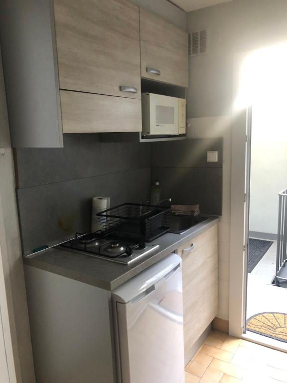 Køkken eller tekøkken på Studio 23 m2 Henri IV, centre-ville proche des thermes