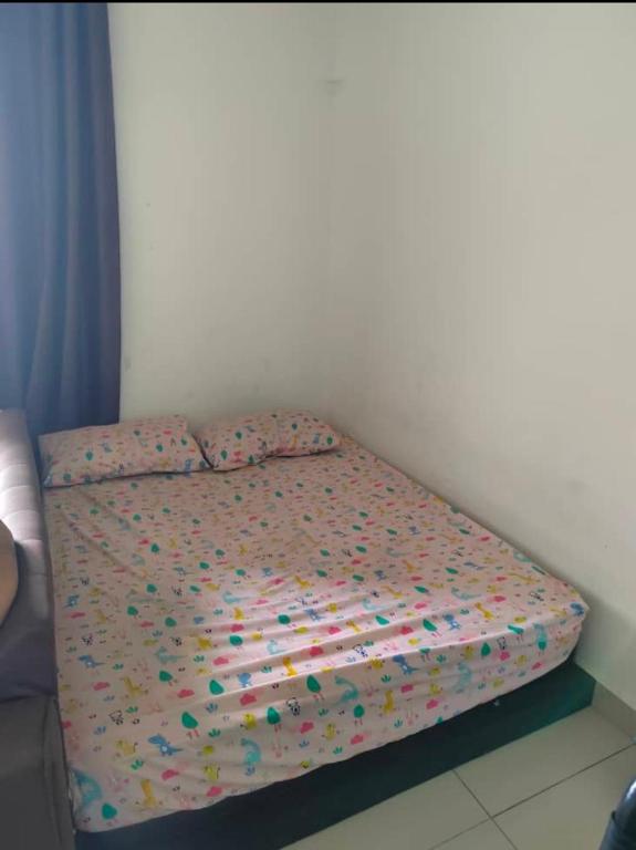 Ένα ή περισσότερα κρεβάτια σε δωμάτιο στο Homestay Mutiaraville cyberjaya