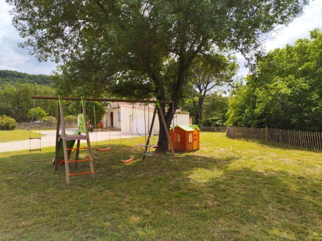 une balançoire installée dans une cour avec un arbre dans l'établissement Villa au pieds des Gorges de l'Ardèche, à Laval-Saint-Roman