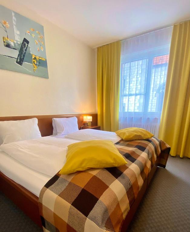 Postel nebo postele na pokoji v ubytování Hotel zum Roten Löwen