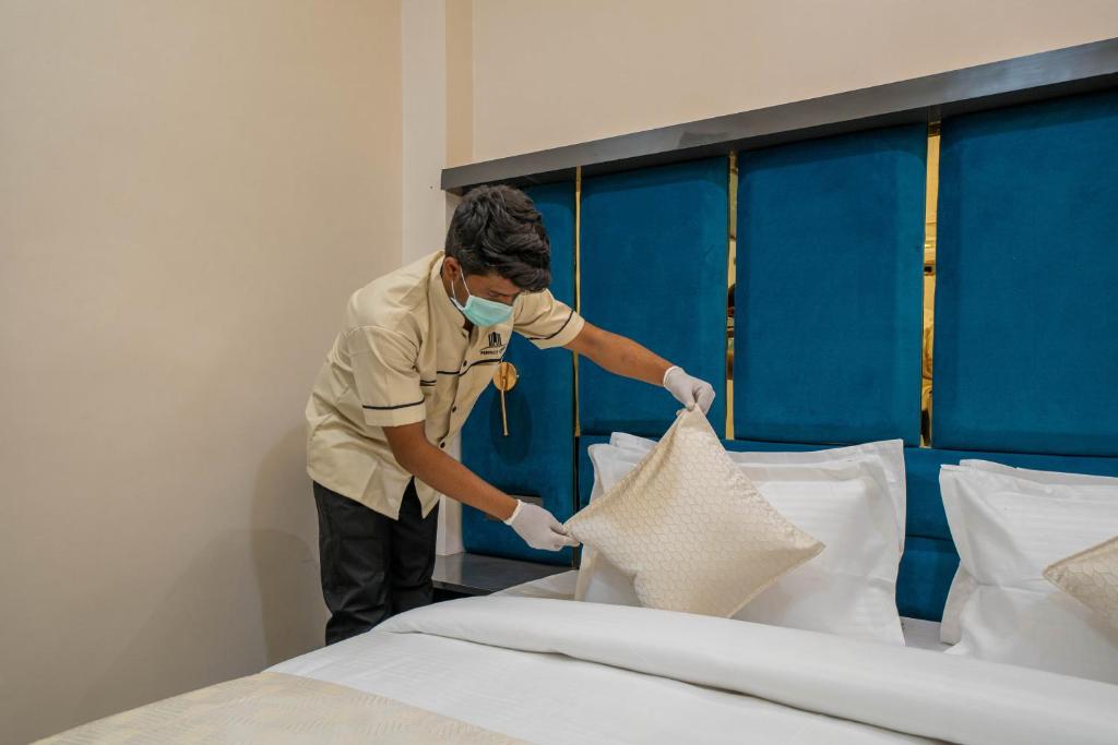 Postel nebo postele na pokoji v ubytování Perfectstayz Aalaya suites