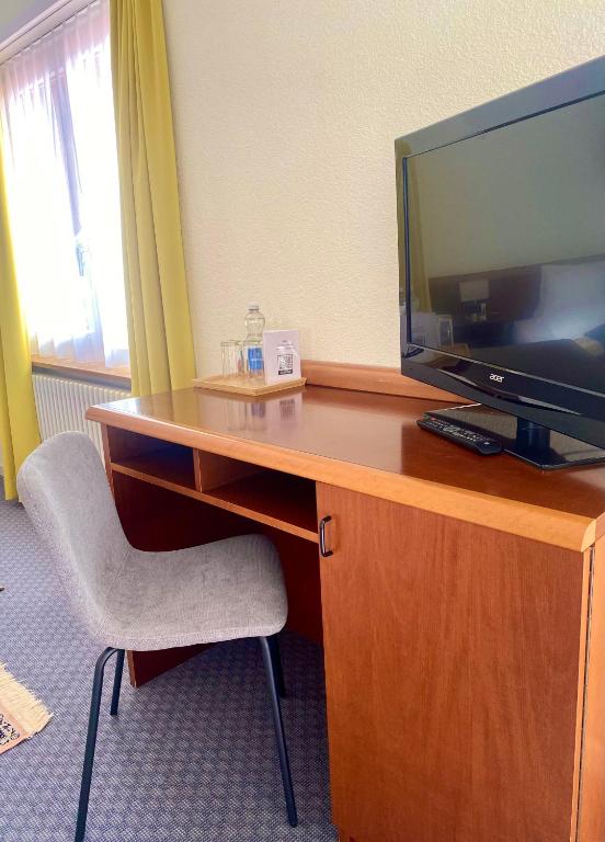 TV a/nebo společenská místnost v ubytování Hotel zum Roten Löwen